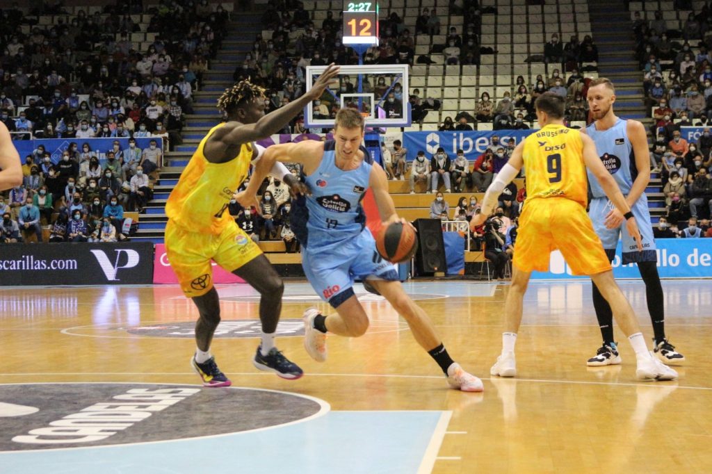 Kalinoski lidera al Breogán y Gran Canaria se apaga (76-66)