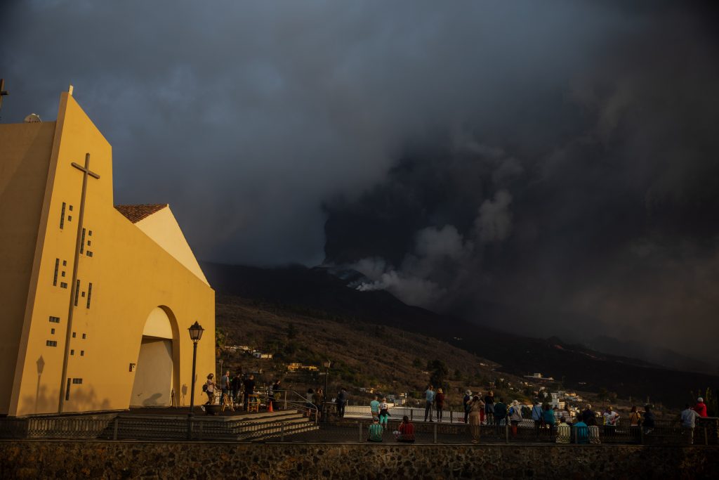 La lava sigue fluyendo por las coladas antiguas