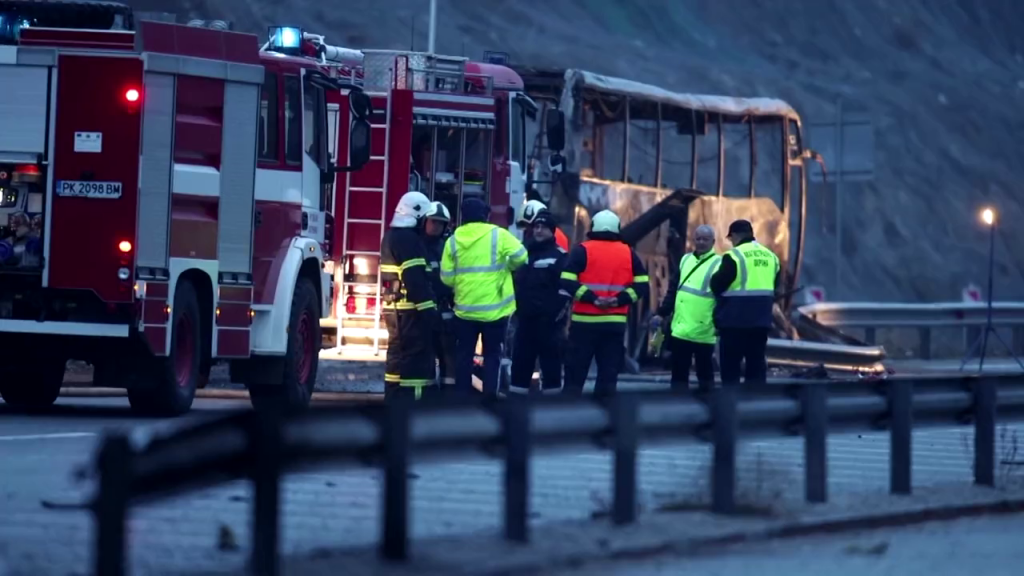 Al menos 46 muertos en el incendio de una guagua en Bulgaria