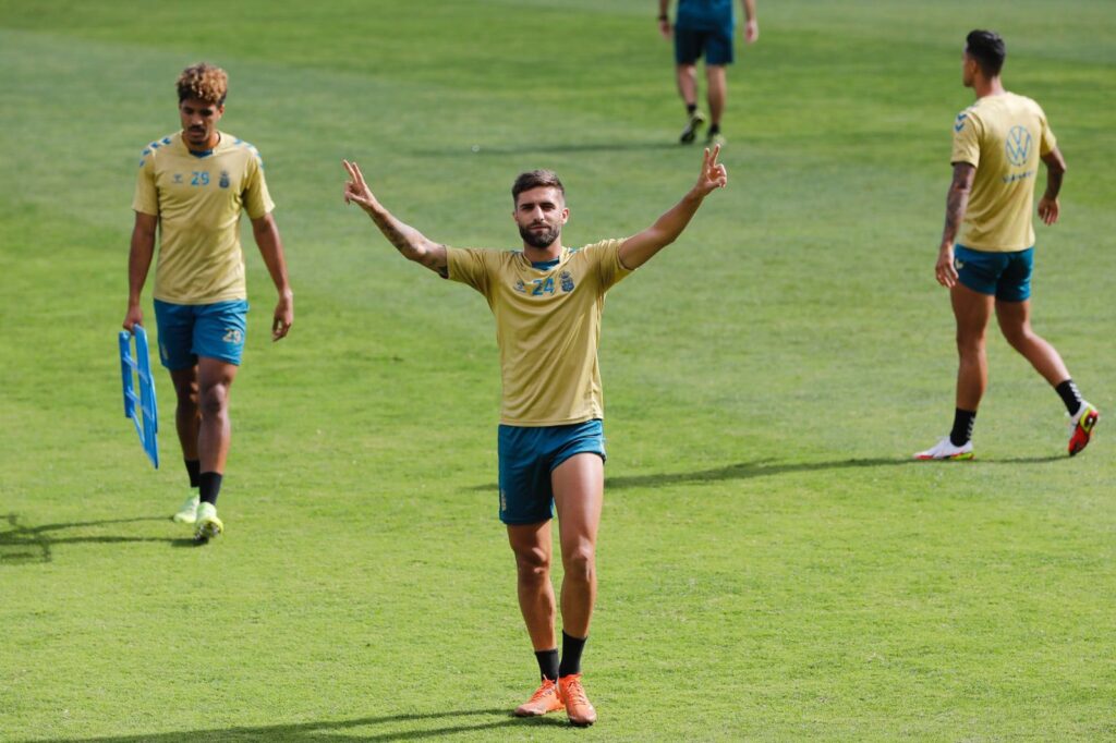 La UD Las Palmas espera contar con el centrocampista congoleño Mfulu y con el extremo andaluz Pejiño para el partido del próximo 2 de enero 