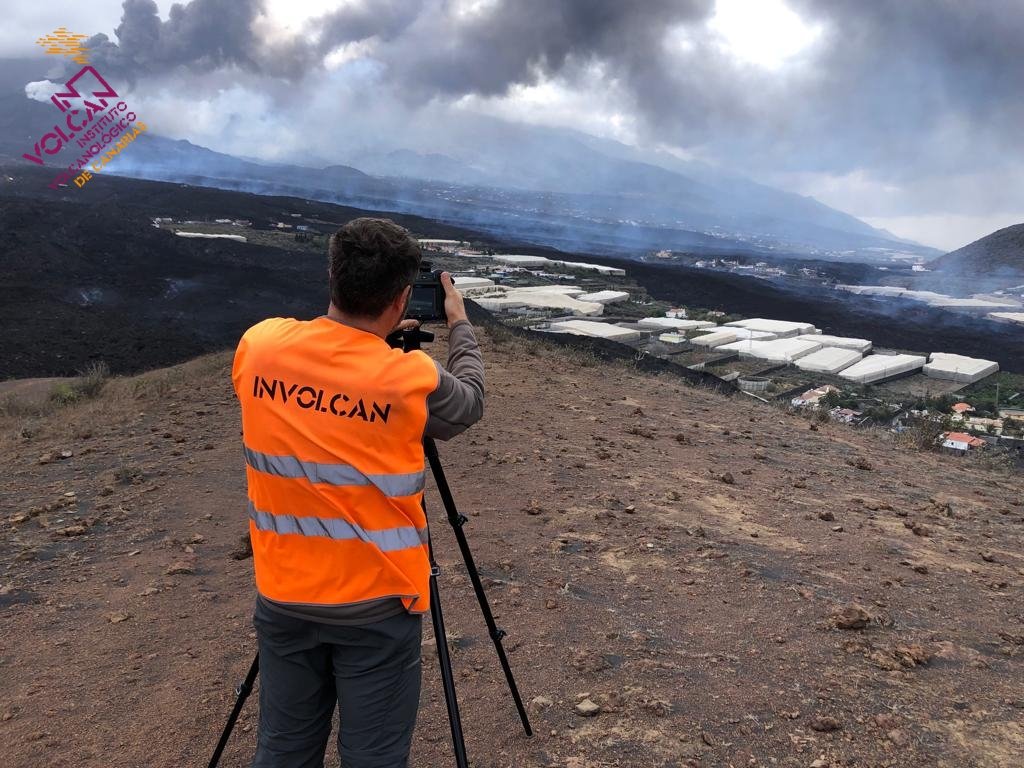 Una nueva colada baja a 70 m/h entre las montañas de Todoque y La Laguna