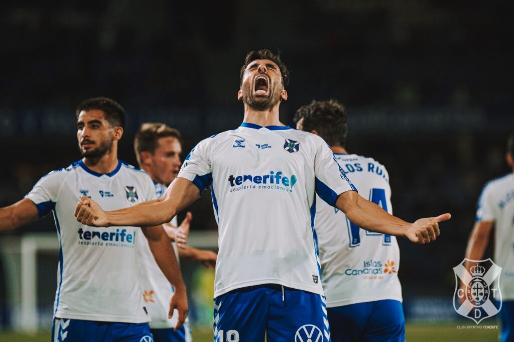 El CD Tenerife, a un punto del ascenso directo tras ganar al Girona (2-1)