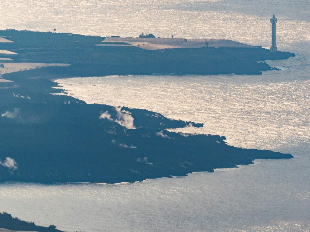 Continúan los desbordamientos en el volcán y la lava ocupa 8 hectáreas más