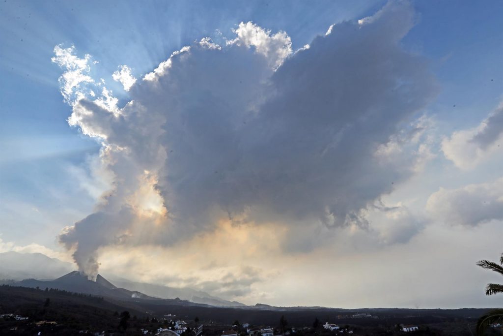 La lava sigue avanzando pero no afecta a nuevas zonas y la meteorología es "favorable" ante la nube de gases