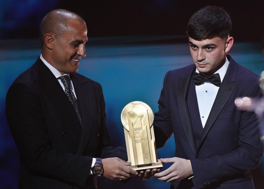 Pedri se hace con el trofeo Kopa, el Balón de Oro al mejor jugador sub-21