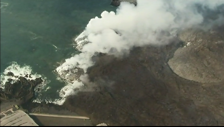 La lava encuentra su salida al mar sin más daños y sin descartar nueva fajana