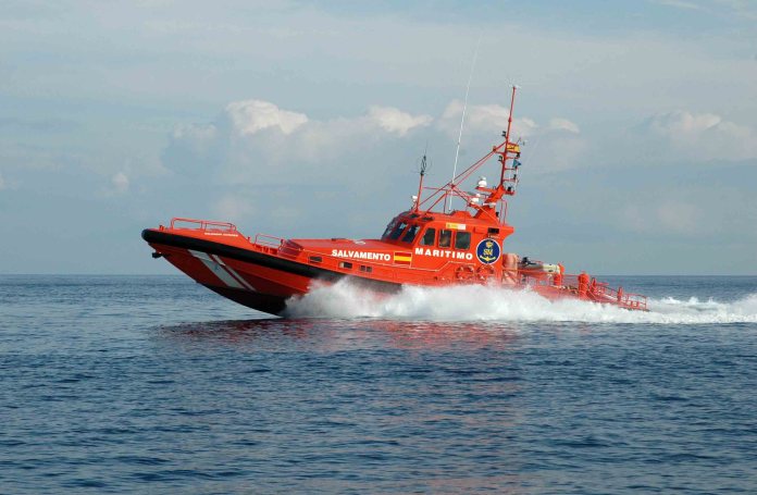 La embarcación la avistó un velero y se pidió a un mercante en ruta por la zona que permaneciera junto a ella hasta la llegada de la Guardamar Polimnia