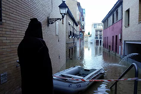 El desbordamiento del río Ebro inunda el casco antiguo de Tudela y llega a casi 6 metros de altura