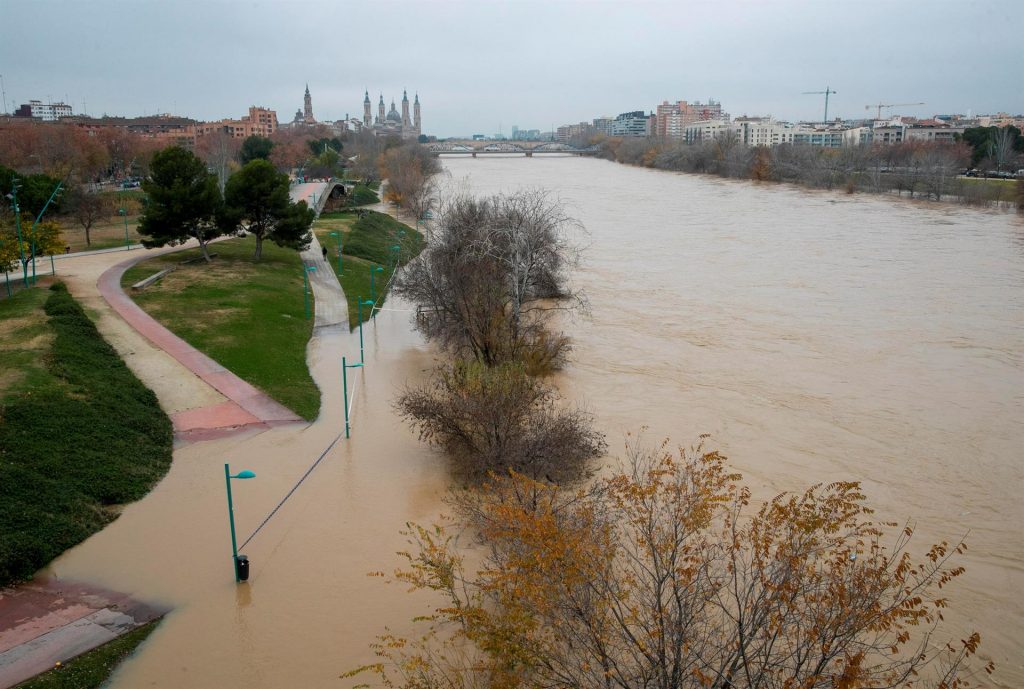 La crecida del Ebro se estabiliza en la ciudad de Zaragoza