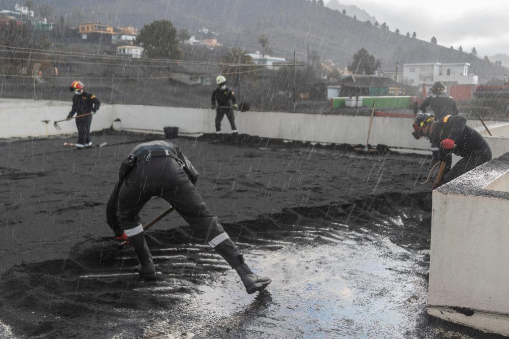 Canarias remite al Gobierno la evaluación de daños por el volcán de La Palma