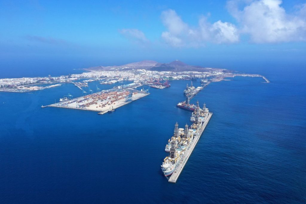 Sancionan a un pesquero por contaminar con fuel el agua del puerto de Las Palmas