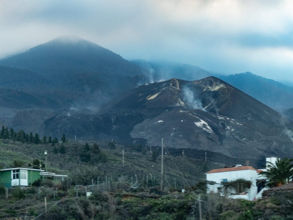 El volcán continúa sin signos visibles de actividad, con emisiones esporádicas de gases volcánicos