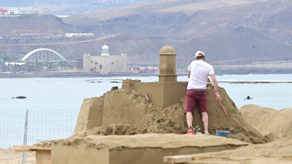 La Palma, protagonista del tradicional belén de arena de Las Canteras