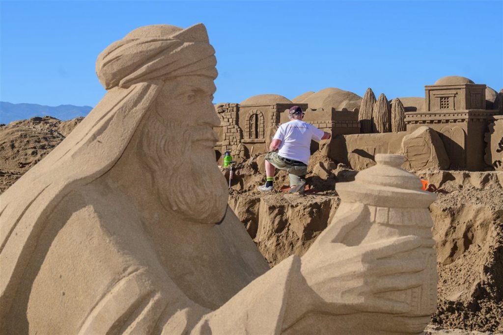 Profesores de La Palma visitan el belén de arena de Las Canteras