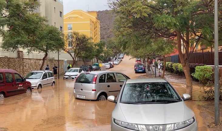 Las fuertes lluvias inundan bajos y garajes en El Palmar, Tenerife