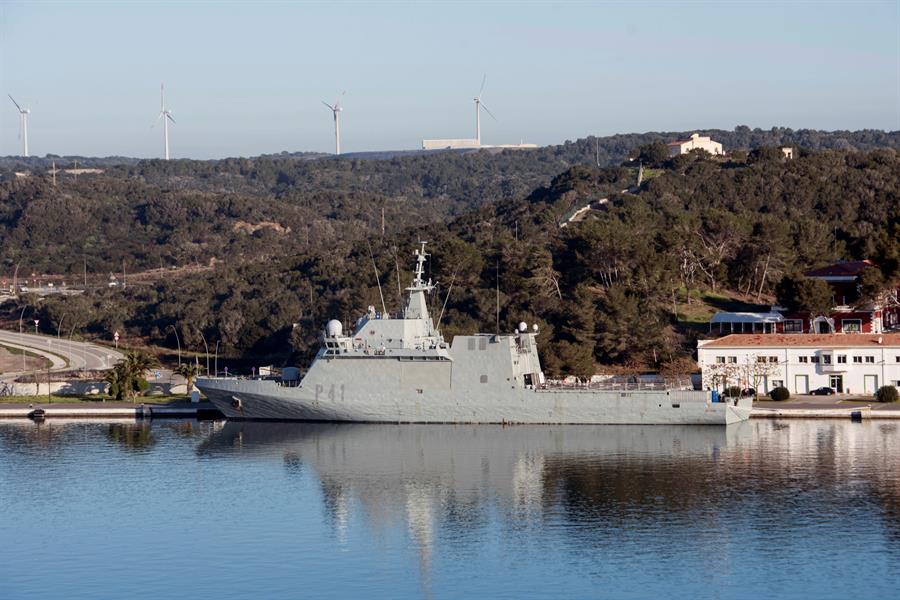 El buque Meteoro hace escala en Mahón antes de sumarse a la flota de la OTAN