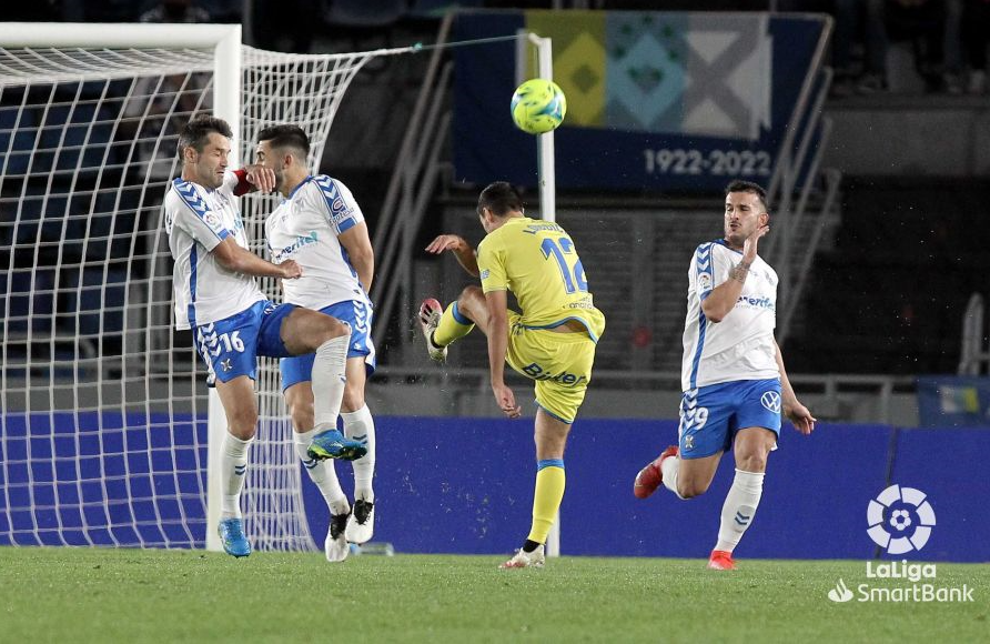 Tenerife y Las Palmas se dan cita para alcanzar la Primera División