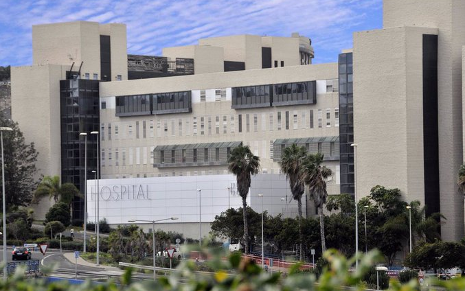 El hombre presentaba un traumatismo craneoencefálico grave tras precipitarse por un barranco en Los Llanos de Mogán. Un helicóptero del GES lo trasladó al Hospital Doctor Negrín