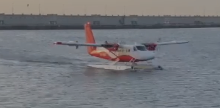 El hidroavión con pasajeros hace una prueba de amaraje en el puerto de Santa Cruz de Tenerife 