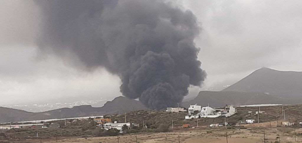 Piden a la población cercana al incendio de Granadilla de Abona que permanezca en sus viviendas