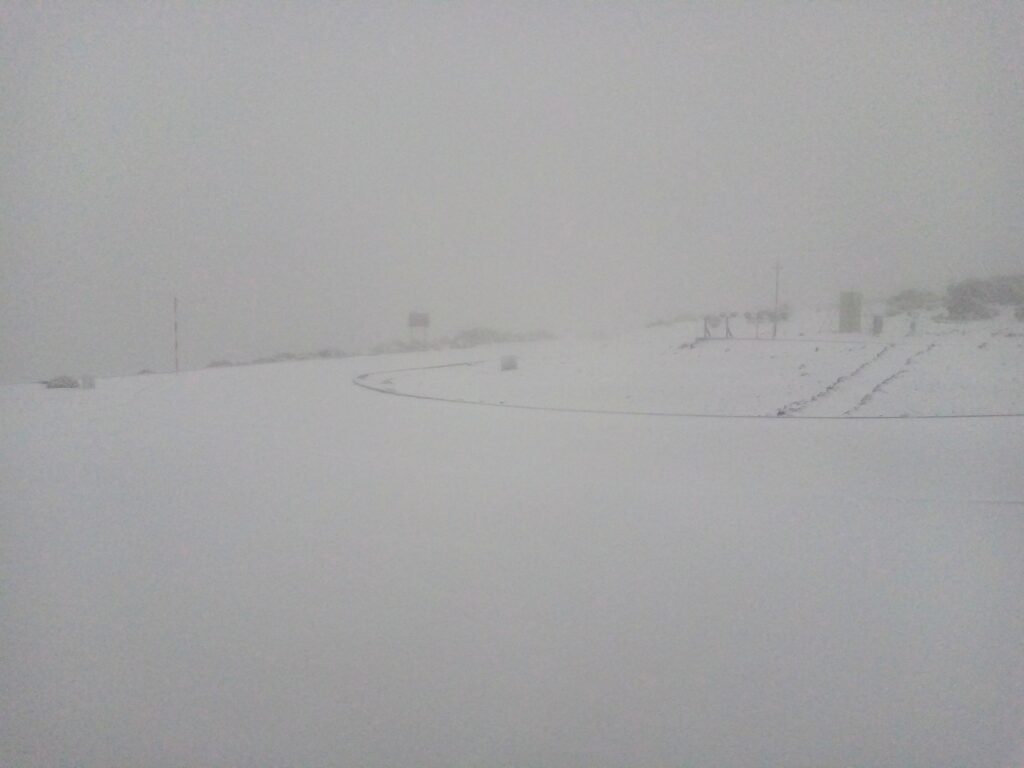 Cumbres nevadas en Tenerife y en La Palma. Imagen del Observatorio del Roque de Los Muchachos en La Palma
