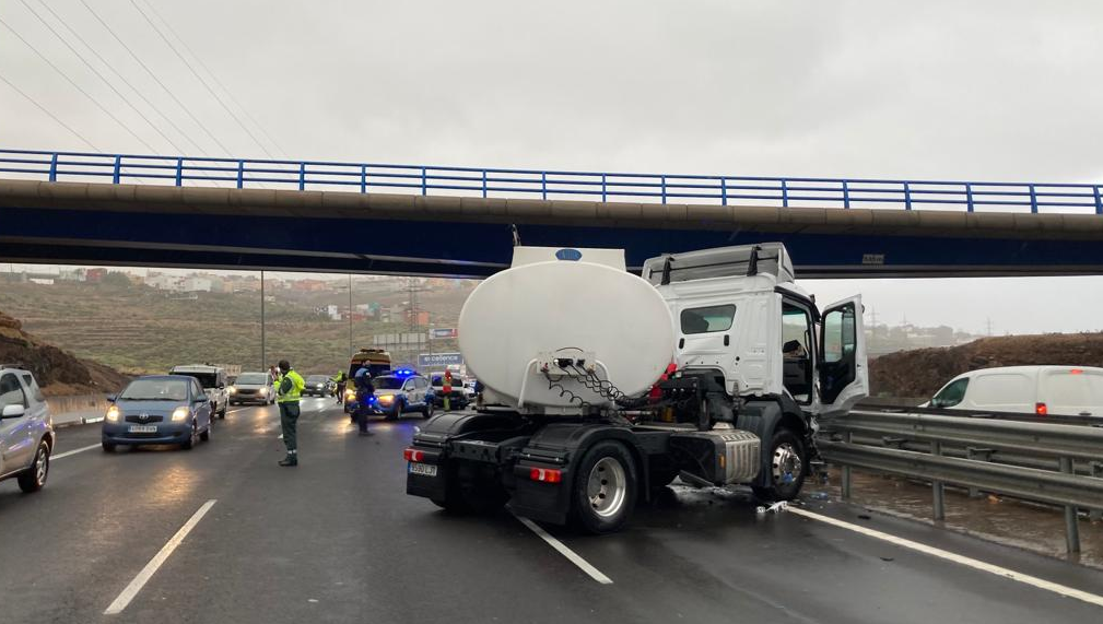 La colisión de un transporte de combustible y un turismo en la TF-1