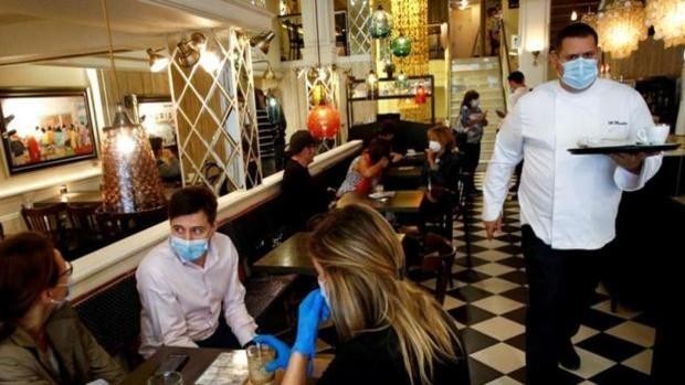 Sanidad propone relajar el uso de mascarillas en interiores tras Semana Santa