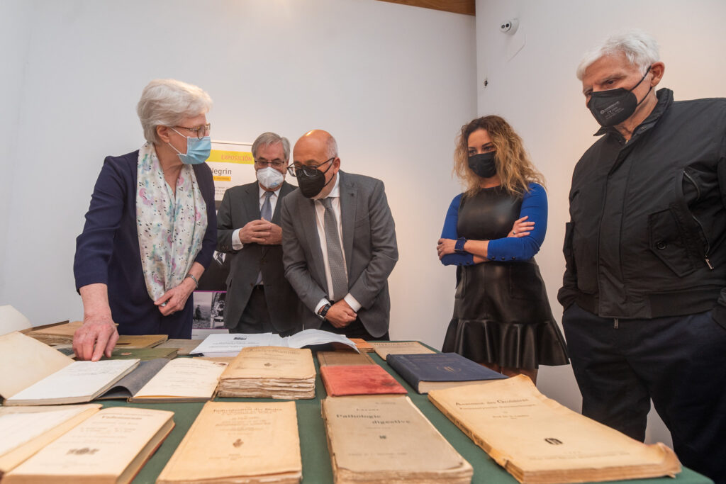 Trabajadores y voluntarios trabajan para inventariar y catalogar la colección en la sala de exposiciones de la Fundación Juan Negrín