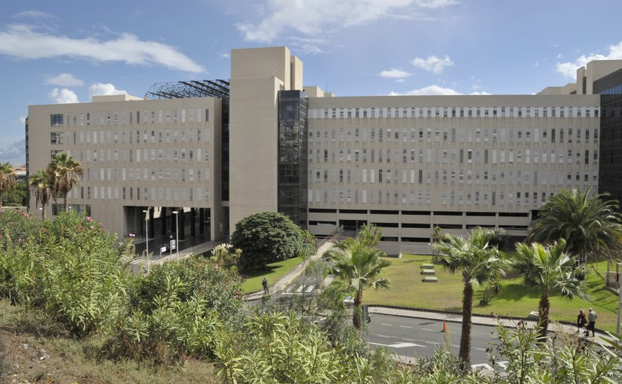 El Hospital Universitario de Gran Canaria Doctor Negrín ha enviado más de 9.300 mensajes (SMS) con información complementaria de los pacientes atendidos en el servicio de Urgencias a teléfono móviles de personas autorizas y familiares, tras poner en marcha esta herramienta en enero de 2022.