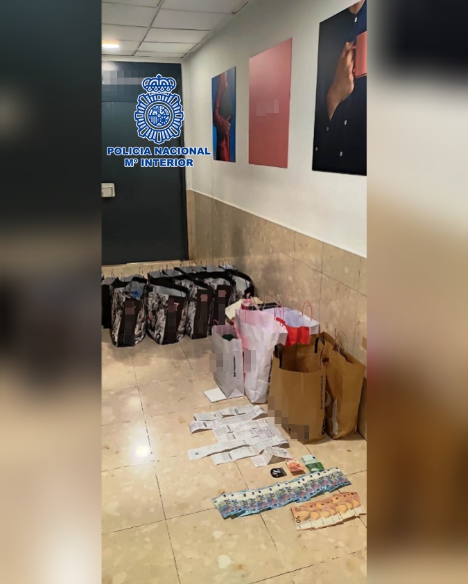 Las jóvenes, presuntamente, utilizaron la tarjeta de crédito de la víctima para hacer innumerables compras en un centro comercial de Santa Cruz de Tenerife