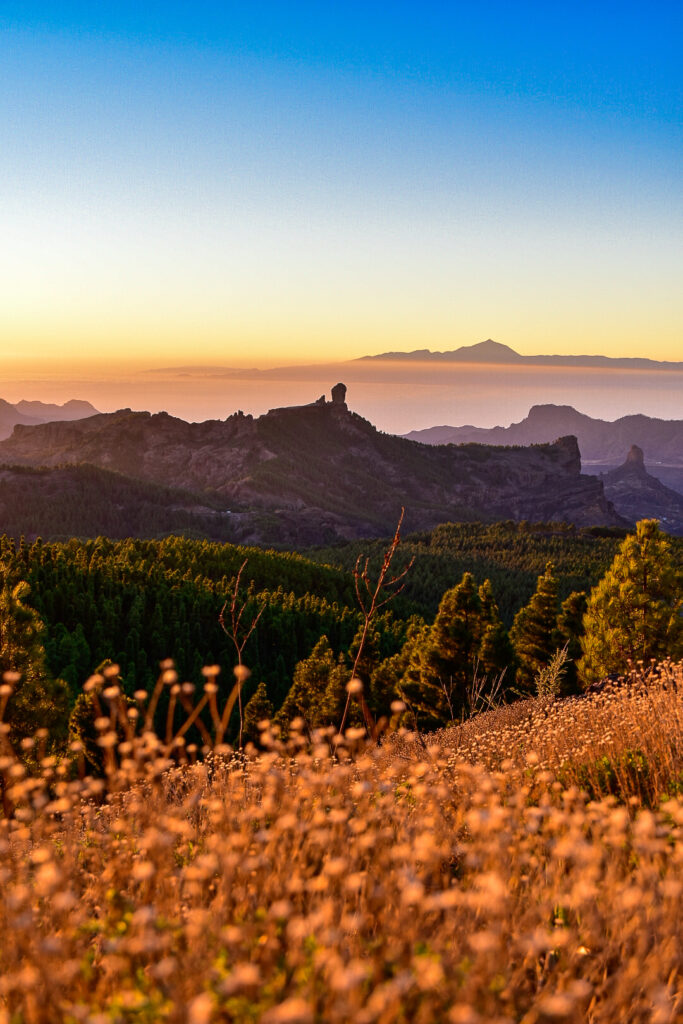 Puesta de sol sobre El Roque Nublo, el Bentaiga, y el Teide