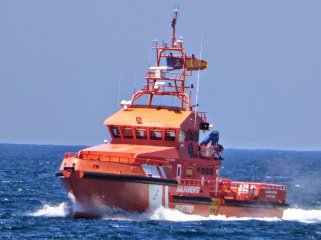 Rescatan a medio centenar de ocupantes que viajaban en una patera a 30 km de Lanzarote