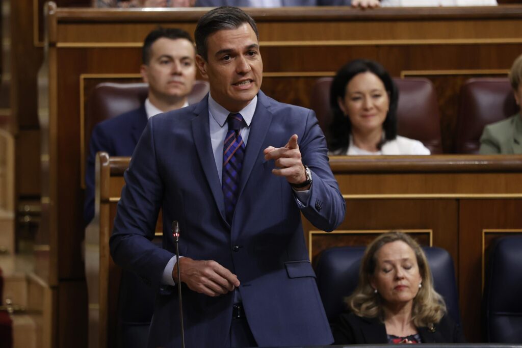 Sánchez: "El PP de Feijóo es el de anteayer, el de la libretita de Bárcenas"