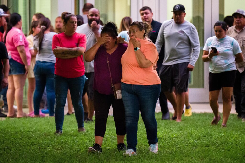 El tirador de la escuela de Texas se atrincheró con sus víctimas antes de ejecutarlas