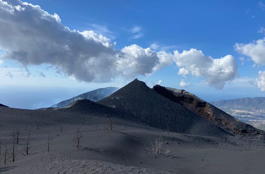 un año después de la erupción: casi 200 personas albergadas en hoteles y Puerto Naos cerrado por gases