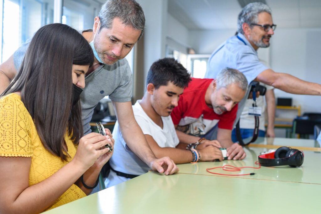 Seis estudiantes con discapacidad visual de Canarias descubren una nueva estrella variable mediante la "sonificación"