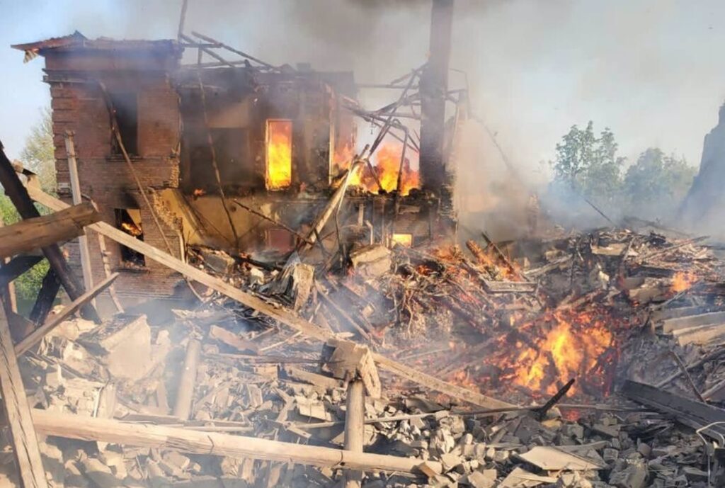 Al menos dos muertos tras un supuesto ataque ruso a una escuela en Lugansk en la que se refugiaban 90 personas