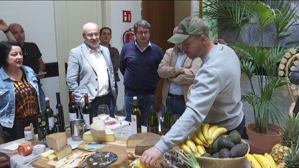 Dabiz Muñoz degustó productos grancanarios dentro de las actividades programadas por la feria 'Gran Canaria Me Gusta'. El aguacate y el queso Flor de Guía, los que más le han llamado la atención