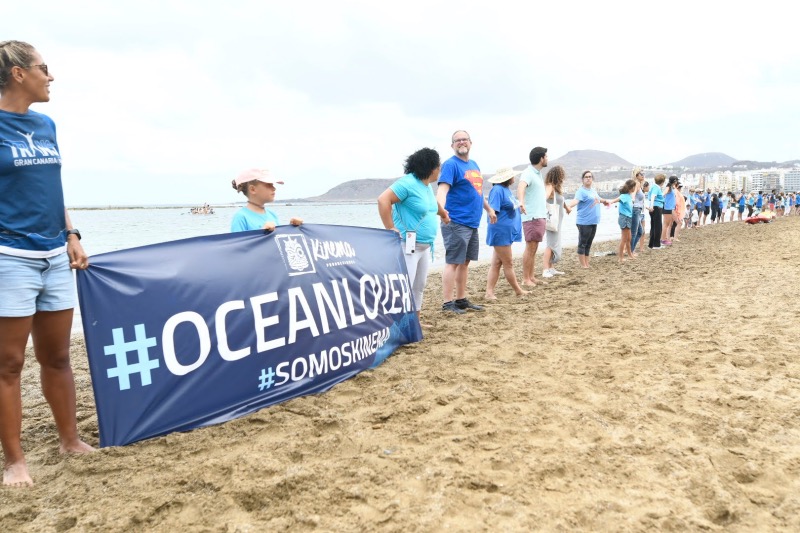 Las Islas se vuelcan con el cuidado del medioambiente. En Las Canteras, en Las Palmas, una cadena humana reclamaba este domingo el cuidado de los océanos. En Las Teresitas, en Tenerife, medio centenar de voluntarios llevan a cabo una batida de limpieza y la liberación de tortugas rescatadas