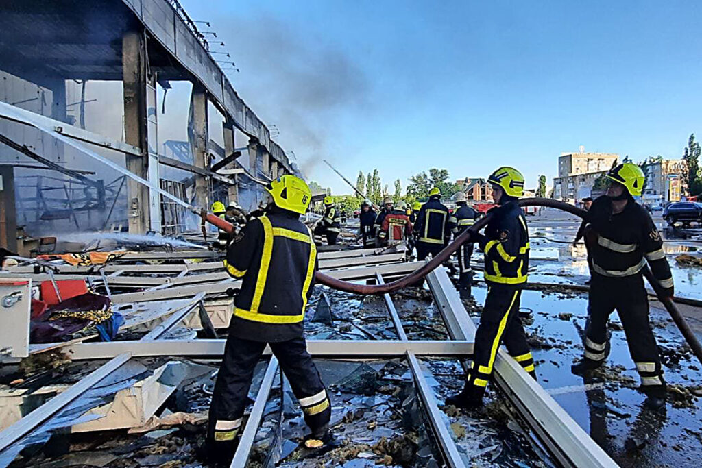 18 fallecidos en el ataque ruso contra un centro comercial en Kremenchuk