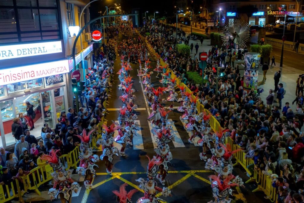 La Cabalgata Anunciadora da inicio al carnaval en la calle en Santa Cruz