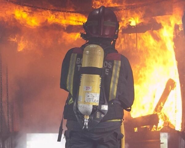 Dos mujeres afectadas por inhalación de humo tras un incendio en la cocina de una vivienda en Tenerife