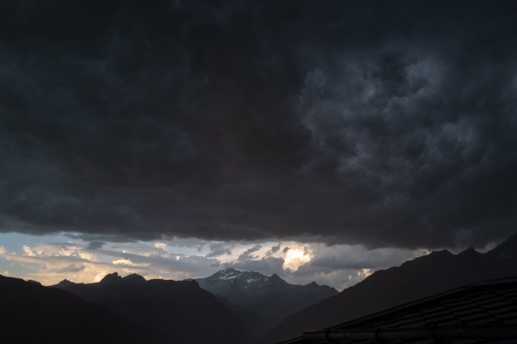 Al menos un muerto y 15 heridos tras una de la peores noches de tormenta registradas en Francia