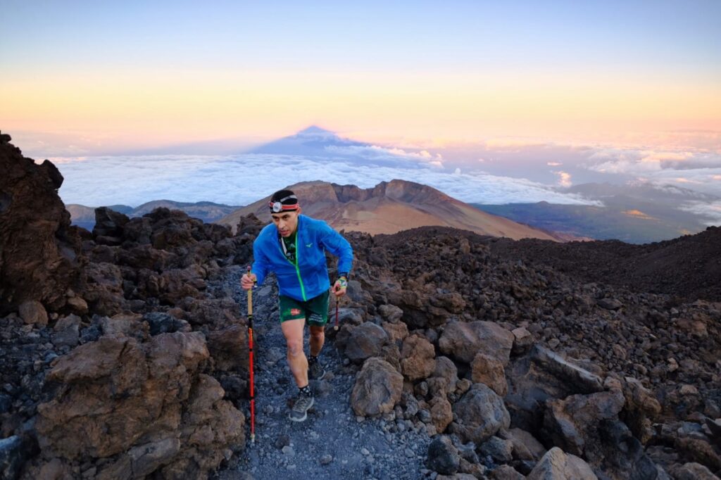 Fotis Zisimopoulos y Nina Kreisherr han ganado la modalidad Ultra de la Tenerife Bluetrail tras recorrer los 102 kilómetros que separan la playa de El Médano y la meta en Puerto de La Cruz