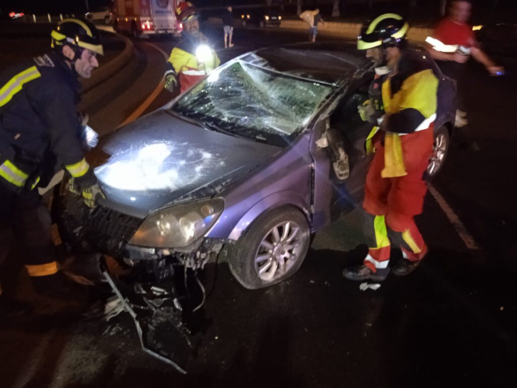 El accidente se produjo en la rotonda de la Carretera de Marzagán a El Sabinal, en Las Palmas de Gran Canaria. La mujer quedó atrapada tras volcar su vehículo