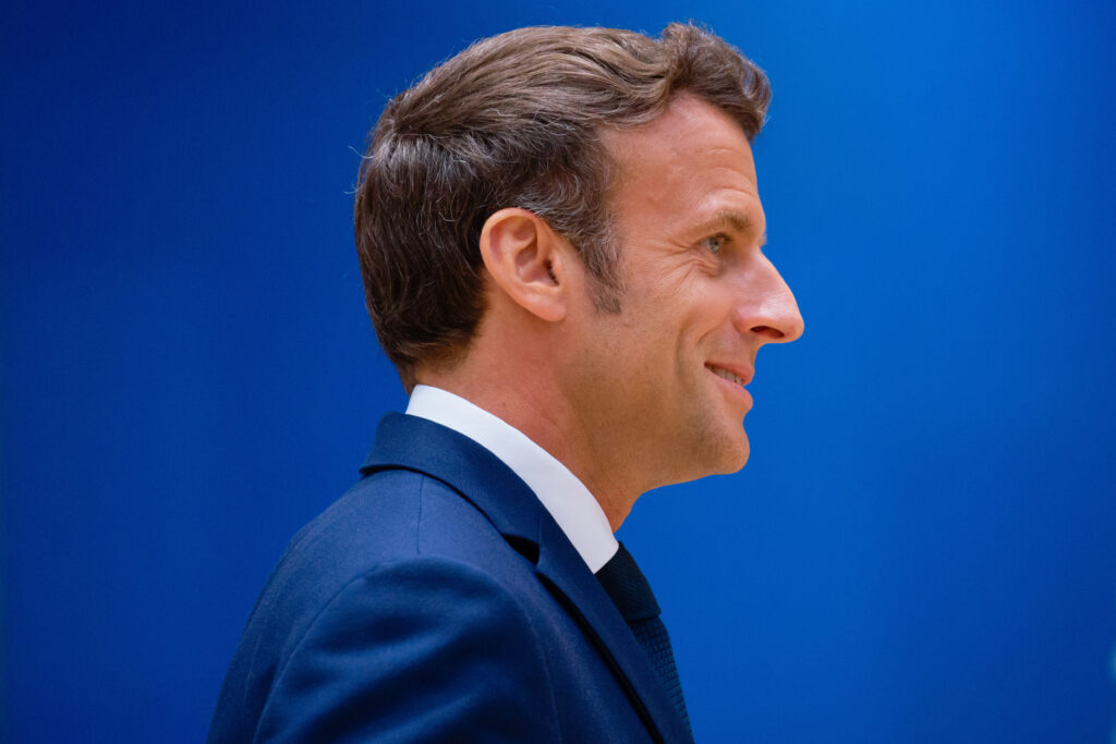 Macron se impone por estrecho margen a la izquierda en Francia