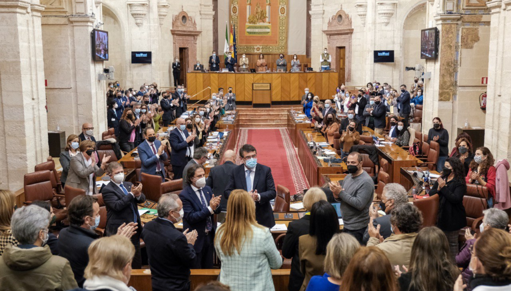 El CIS da 49 escaños al PP en Andalucía y mayoría absoluta con Vox