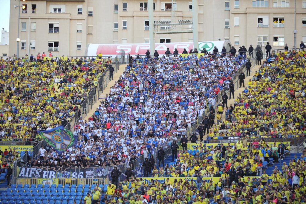 El Tenerife ganó 1 - 2 a la UD Las Palmas en el Estadio de Gran Canaria. El partido comenzó con un gol de los blanquiazules en el minuto 4 y otro gol de penalti en el minuto 50