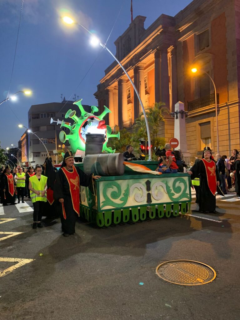 Santa Cruz de Tenerife inicia el Carnaval en la calle con la quema del coronavirus