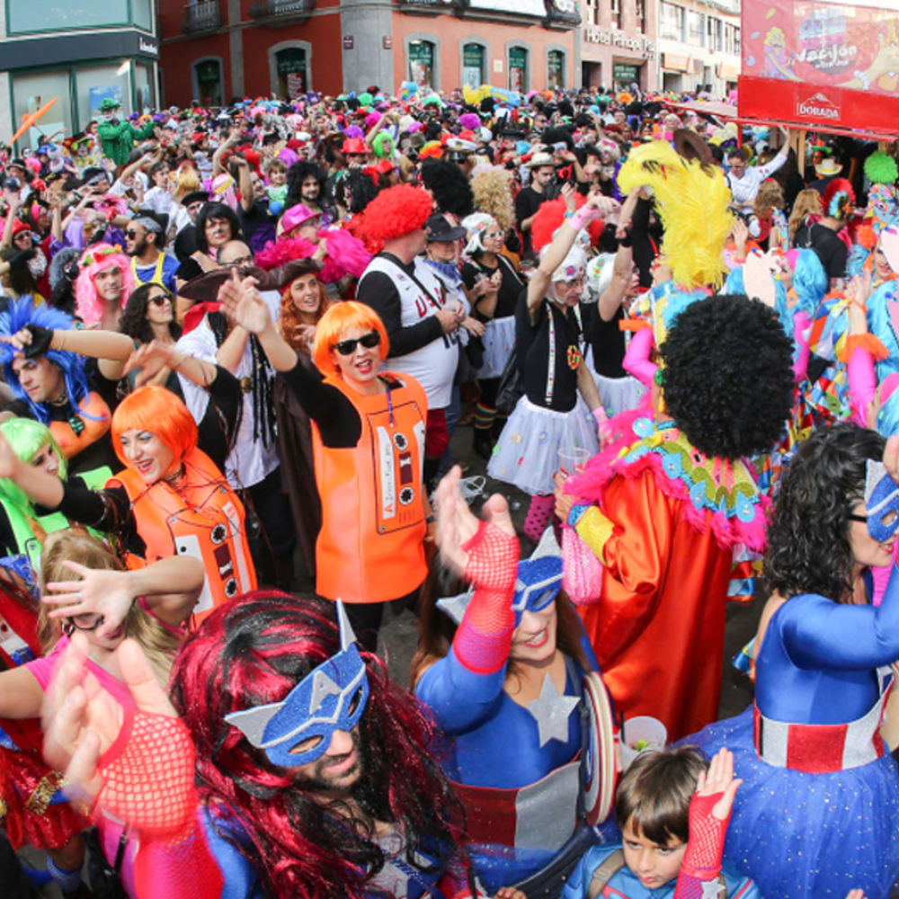 'Ponte al Día' saca sus disfraces a las calles de Santa Cruz de Tenerife 